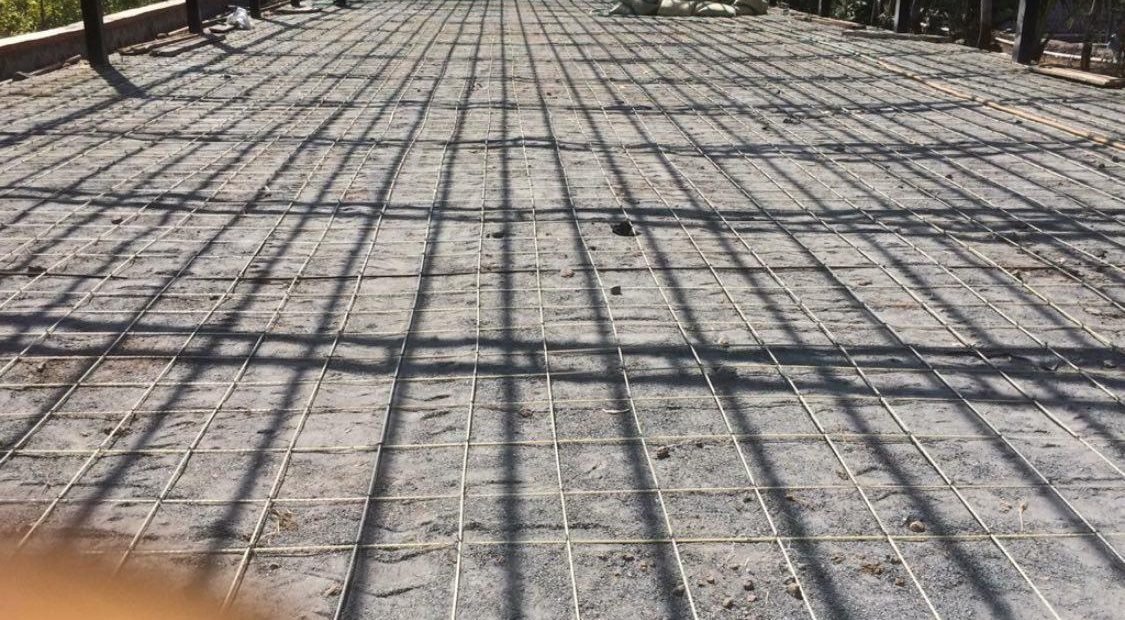 GFRP Rebar in India: Approvals, Uses, Standards & Market Outlook GFRP rebar mesh by Grandform Fiber laid over a large floor slab before concreting